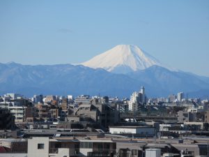 区役所から望む富士山は凛とした姿を見習って、がんばります！